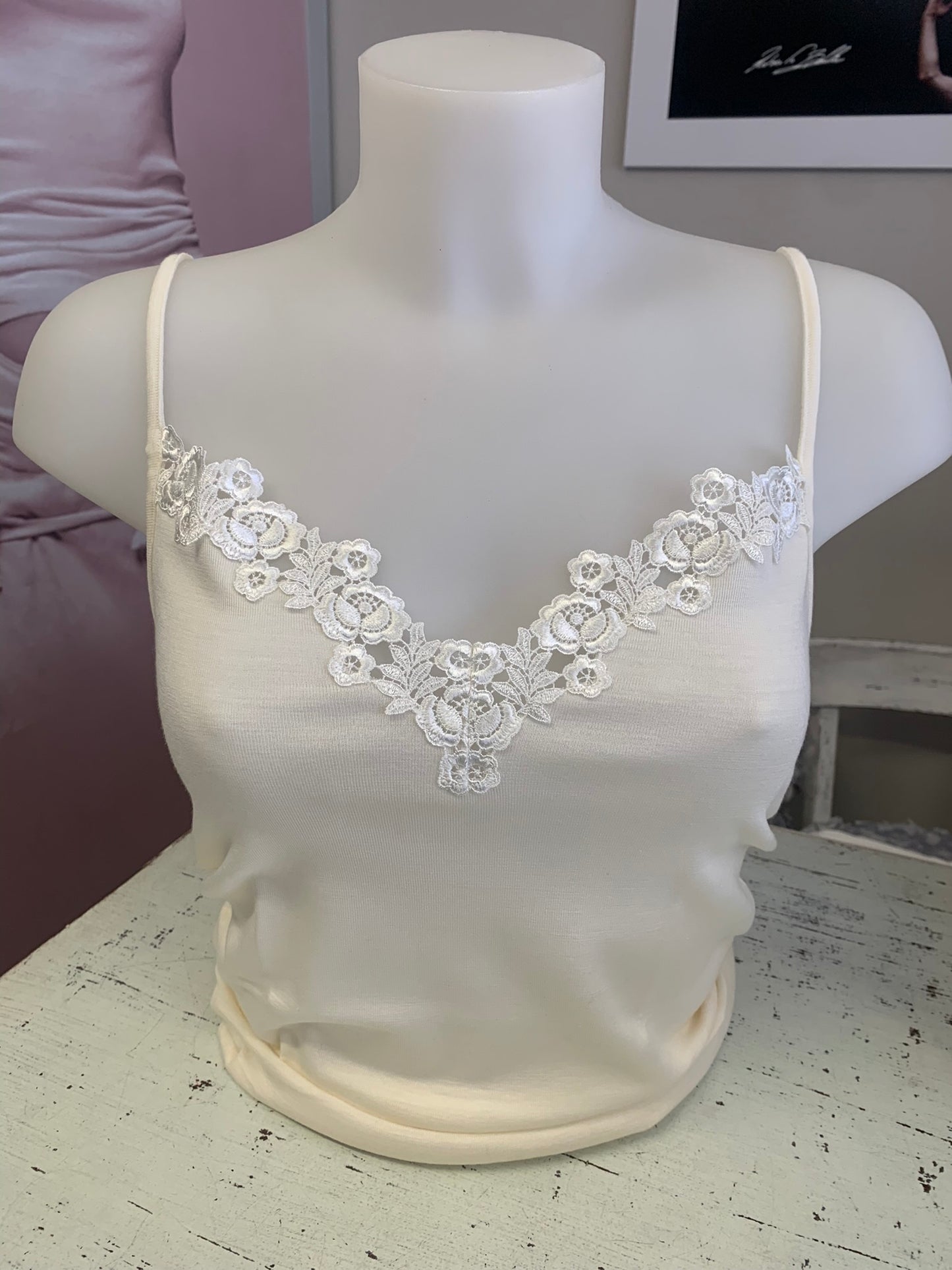 Lisanza canotta lana seta a V con pizzo macramè a punta centrale (Art. 1149)