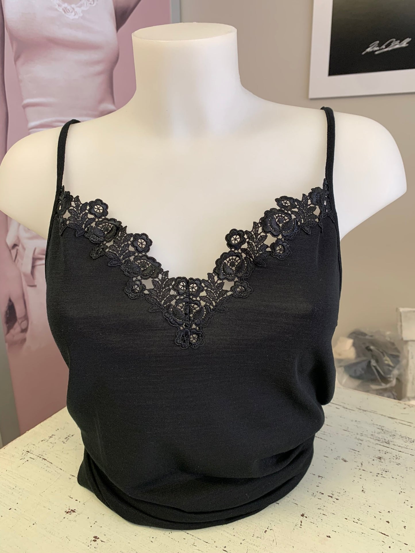 Lisanza canotta lana seta a V con pizzo macramè a punta centrale (Art. 1149)