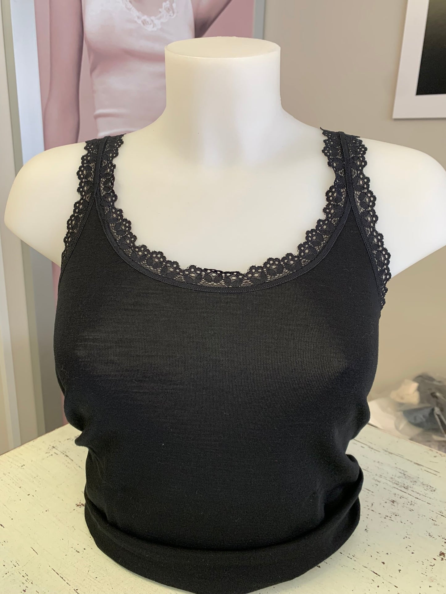 Lisanza canotta lana seta a V  con pizzo largo ornamentale (Art. 1638)