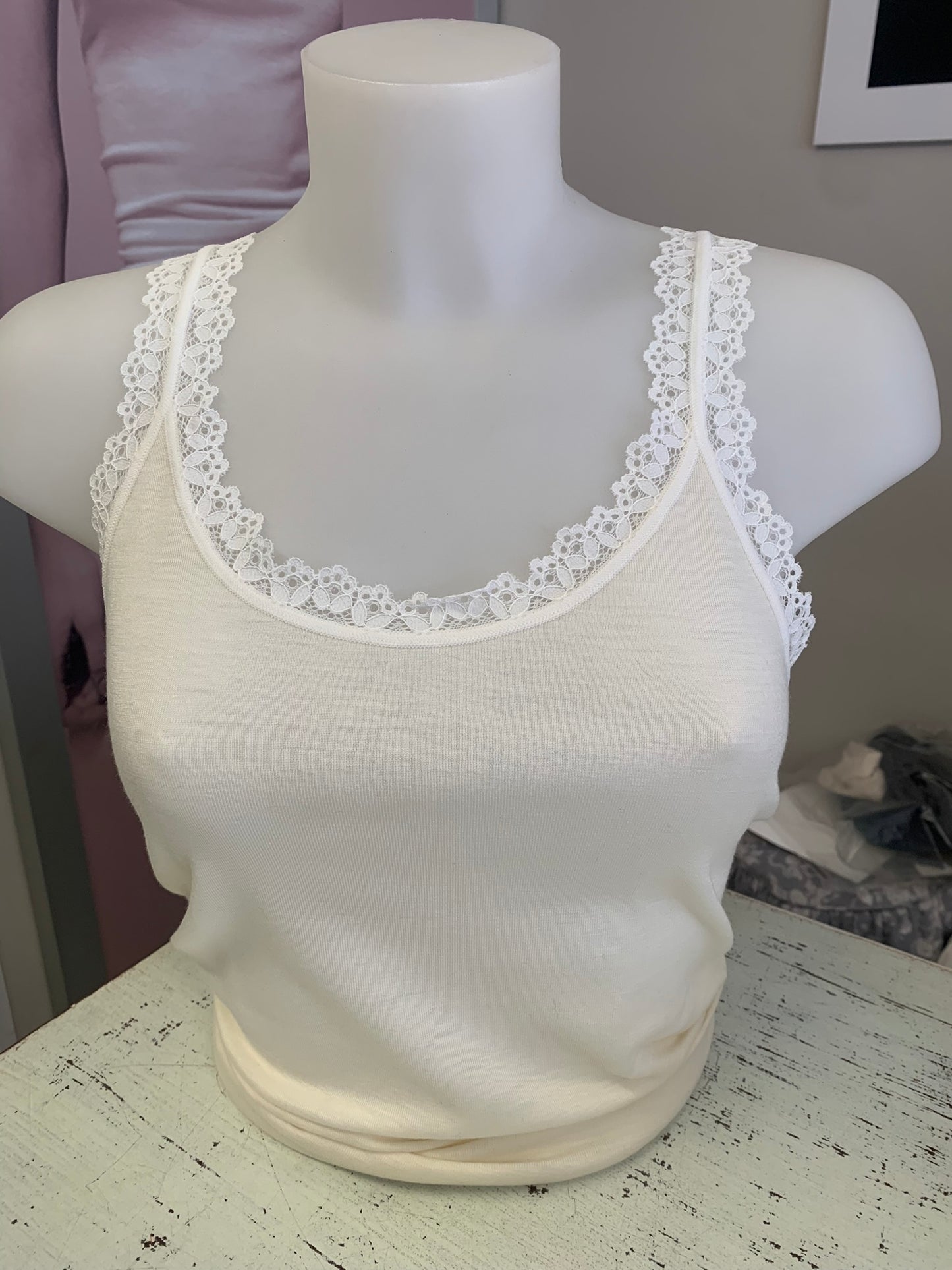 Lisanza canotta lana seta a V  con pizzo largo ornamentale (Art. 1638)