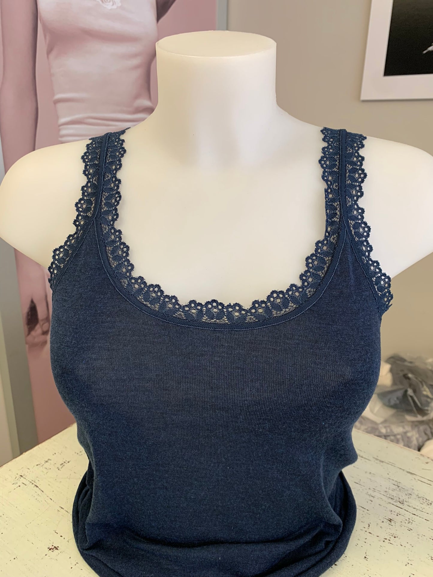 Lisanza canotta lana seta a V  con pizzo largo ornamentale (Art. 1638)