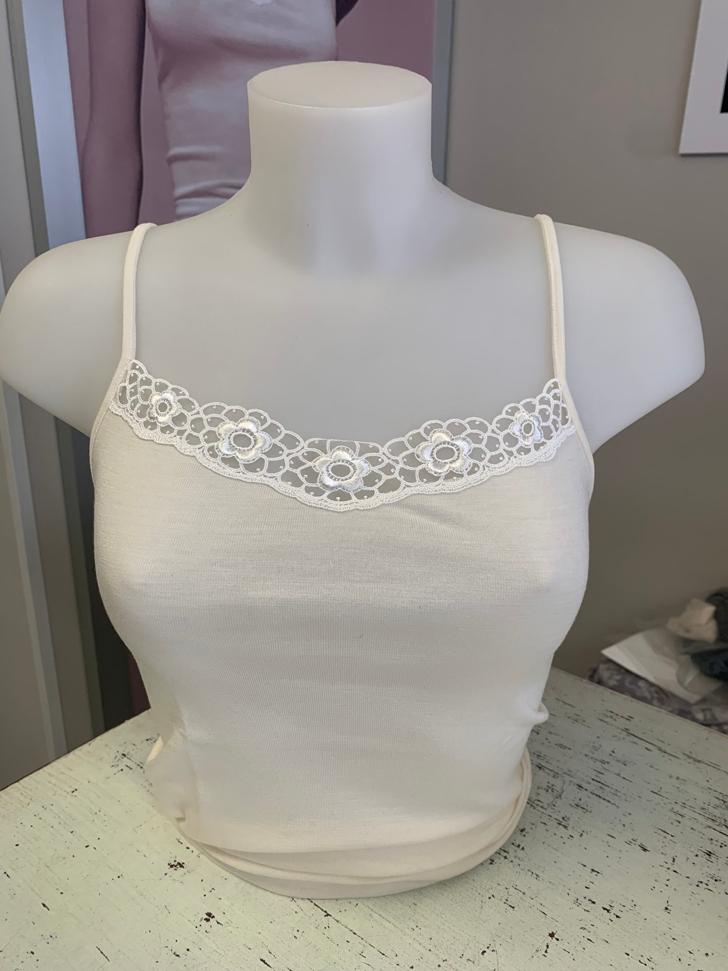 Lisanza canotta lana seta a V - con bordo in pizzo macramè floreale lineare (Art. 1658)