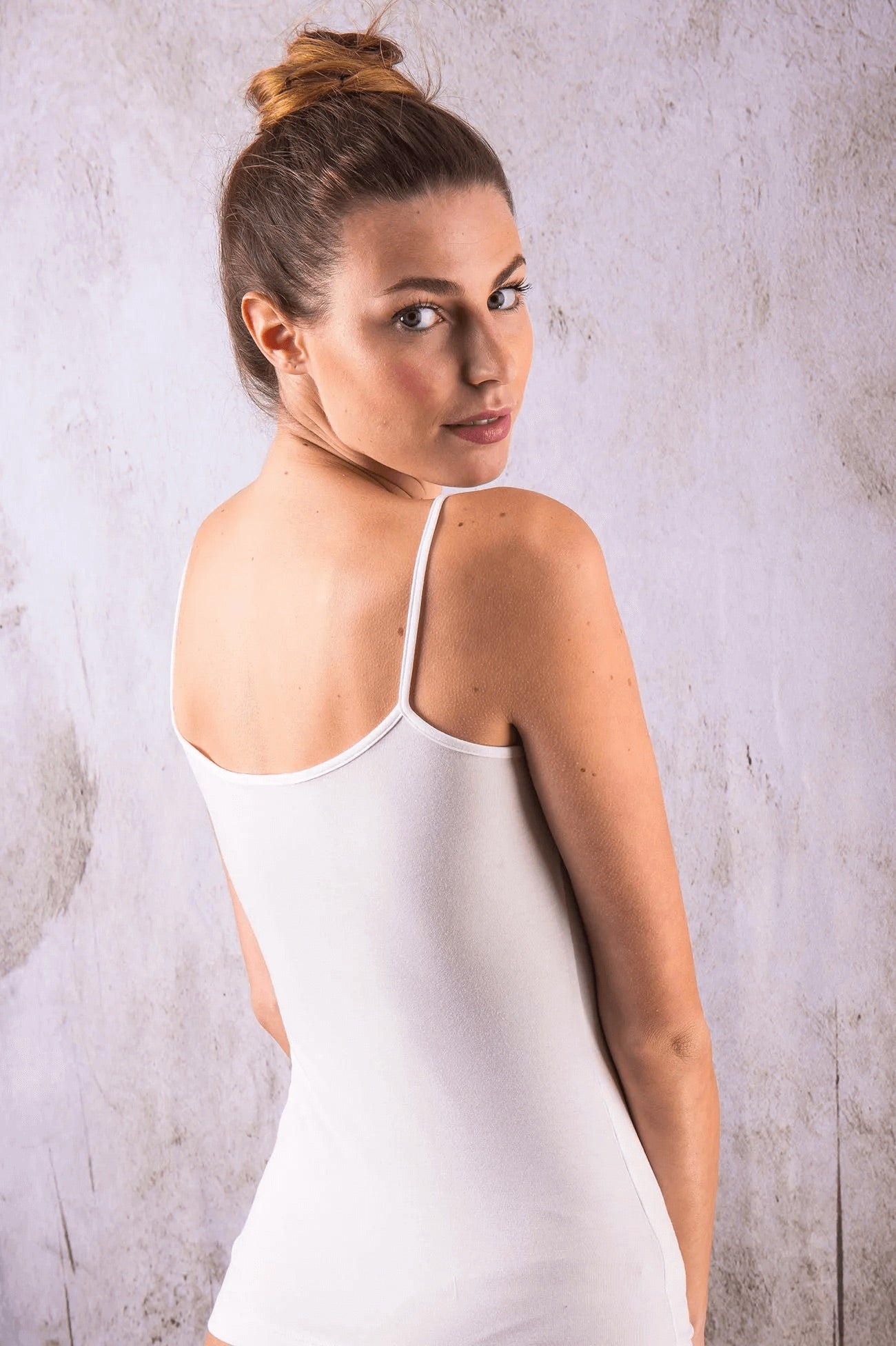 Top spalla stretta in cotone modal con bordo in pizzo